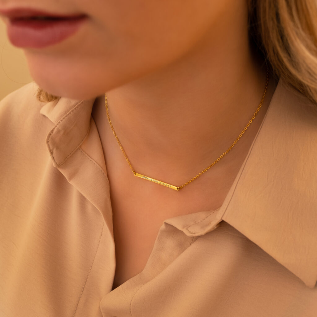 gouden ketting met minimalistische graveerbare bar