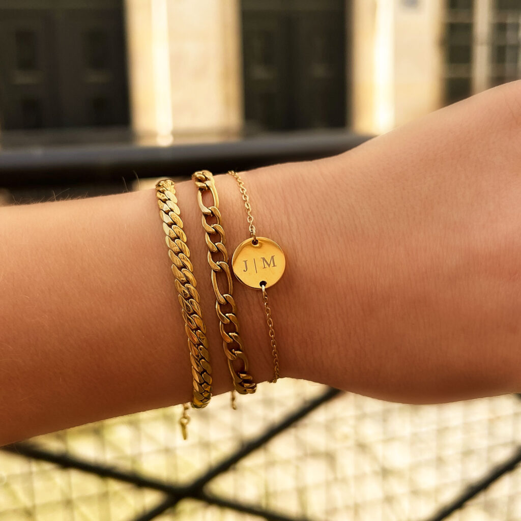 gouden initial armband in gouden armparty