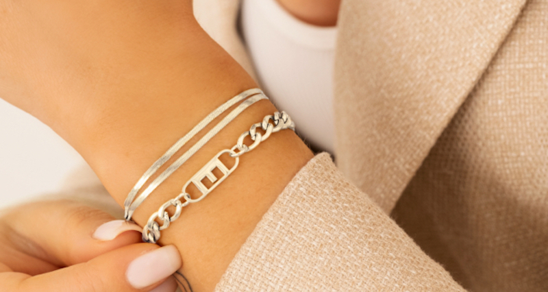 Trend alert! Armbanden over je mouwen!